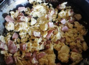 Una foto de Huevos Revueltos con Mortadela