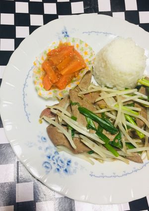 Una foto de Higadito Salteado con Moyashi Cebollita China!