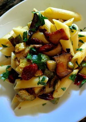 Foto di Penne rigate con funghi,zucchine e pomodorini secchi