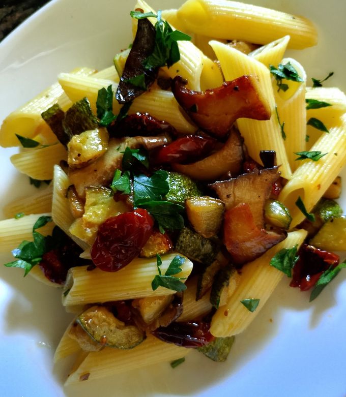 Foto di Penne rigate con funghi,zucchine e pomodorini secchi