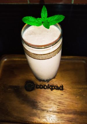 A picture of Mango 🥭 Strawberry 🍓 Shake.