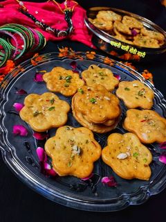 चाशनी वाली मीठी मठरी (chasni wali meethi mathri recipe in Hindi) रेसिपी मुख्य फोटो