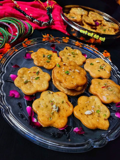 चाशनी वाली मीठी मठरी (chasni wali meethi mathri recipe in Hindi) रेसिपी मुख्य फोटो