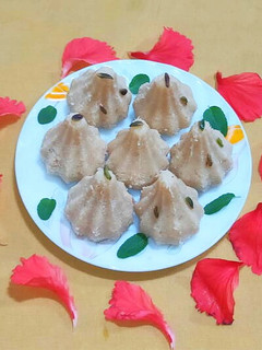 नारियल मोदक (Nariyal Modak recipe in hindi) रेसिपी मुख्य फोटो