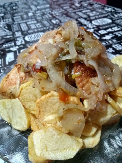 Una foto de Pollo al horno con papas fritas !