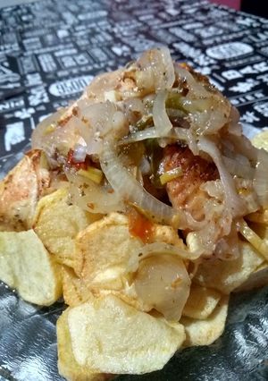 Una foto de Pollo al horno con papas fritas !
