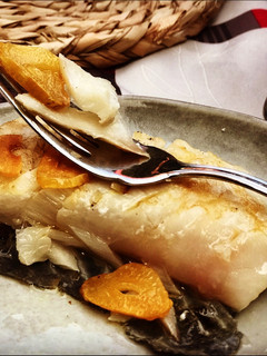 Una foto de Bacalao a la plancha, ajo confitado y toque de humo