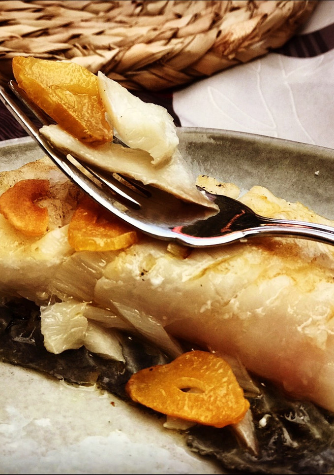 Una foto de Bacalao a la plancha, ajo confitado y toque de humo
