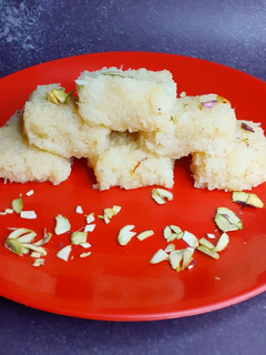 ટોપરા પાક (Topra Paak Recipe In Gujarati) રેસીપી મુખ્ય ફોટો