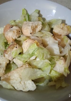 Una foto de Ensalada César con pollo