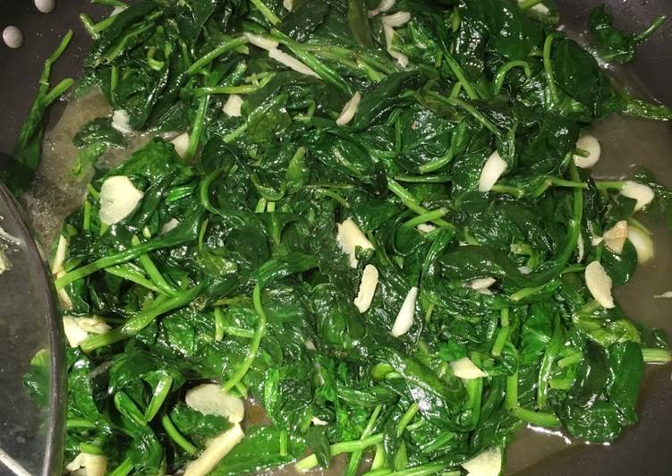 How to Prepare Yummy Garlic Sautéed Spinach Carrabbas Style!!!..😋