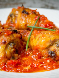 Una foto de Muslos de pollo macerados al horno