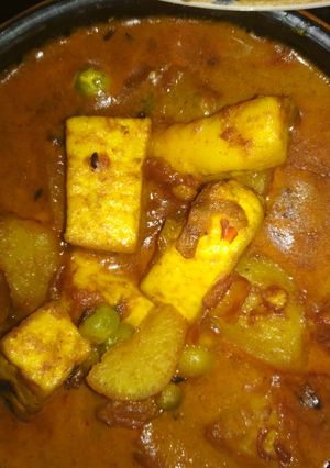 A picture of Matar paneer.