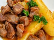 Una foto de estofado de carne