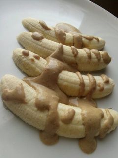 صورة لوصفة سناك الموز و زبده الفول السوداني 🍌