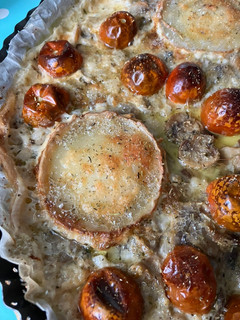 Una foto de Una quiche de verdura y champiñones con queso de cabra