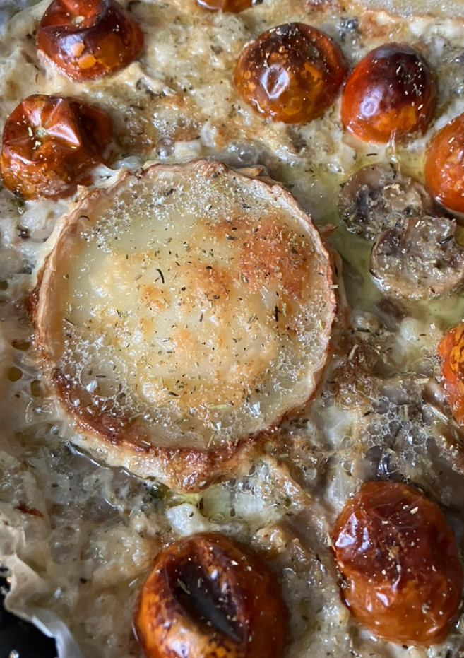 Una foto de Una quiche de verdura y champiñones con queso de cabra