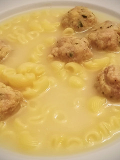 Una foto de Sopa de galets amb "pilotes"