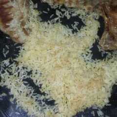 Una foto de Chuletas de cerdo con arroz dorado a los 4quesos