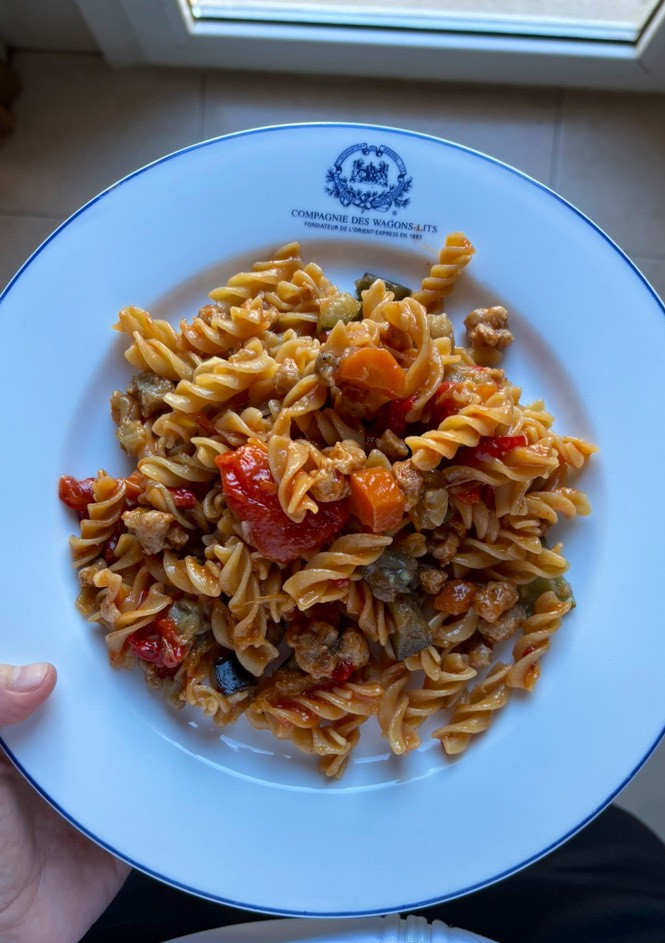Una foto de 🌱Pasta de lentejas con verduritas y soja texturizada 🌱