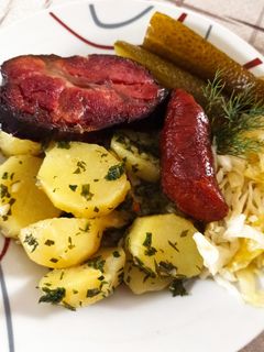 Füstölt tarja és kolbász, hagymás petrezselymes krumplival recept fotója