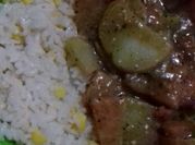 Una foto de papa en salsa verde