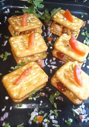 A picture of Tuc chicken sandwich 💕ٹک چکن سینڈوچ💕.