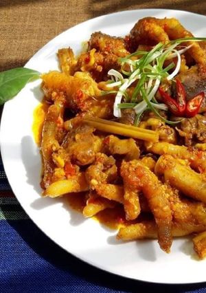Hình của món Chân gà kho sả nghệ.