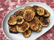 Une photo de aubergine grillée