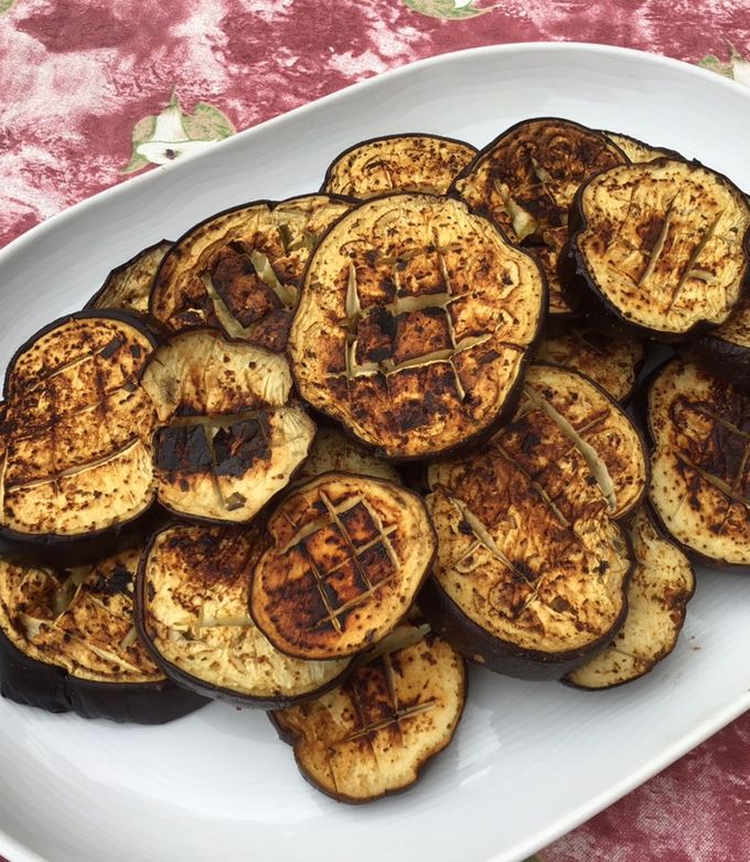 Une photo de Aubergines sucrées salées marinées grillées à la plancha