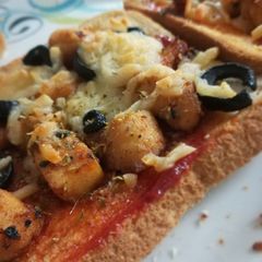A picture of Jhat pat bread pizza.