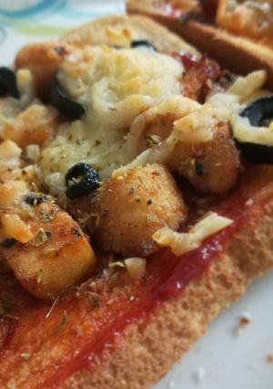 A picture of Jhat pat bread pizza.