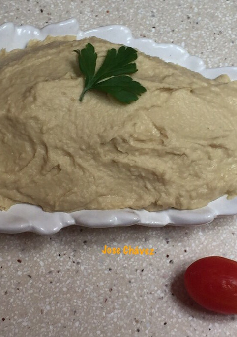 Una foto de Hummus de garbanzos sencillo