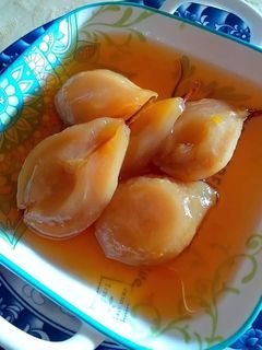 Una foto de Peras al mosto blanco en almíbar de albaricoque y vainilla