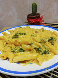 Una foto de Pasta Integral con salsa de calabaza y kale
