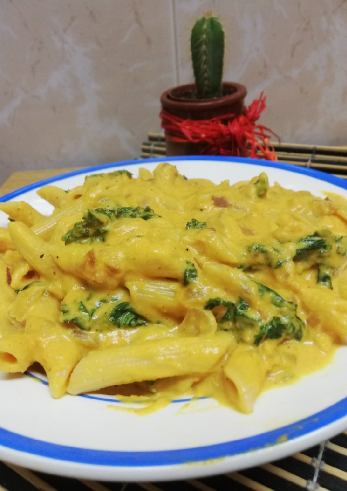 Una foto de Pasta Integral con salsa de calabaza y kale