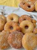 Ciambelline e bomboloni con lo zucchero