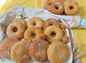 Foto di Ciambelline e bomboloni con lo zucchero