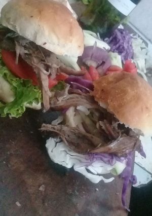 Una foto de Sanguche de asado de cerdo con pan al vino