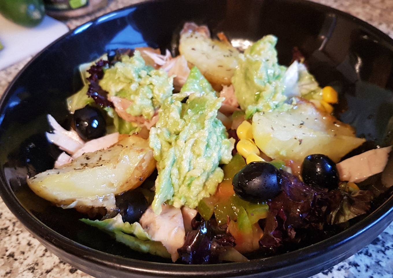 Ensalada con patata crujiente y aguacate