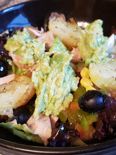 Una foto de Ensalada con patata crujiente y aguacate