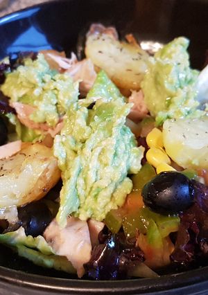 Una foto de Ensalada con patata crujiente y aguacate