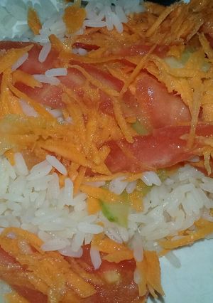 Una foto de Ensalada de arroz con tomate pepino zanahoria súper fácil