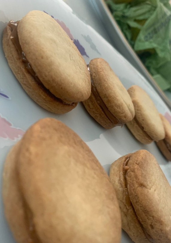 Una foto de Alfajores rellenos de dulce de leche (tipo Clementina)