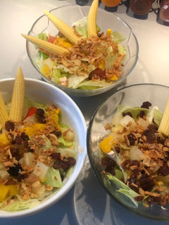 Una foto de Ensalada de pollo asado, marzorquitas y frutos secos