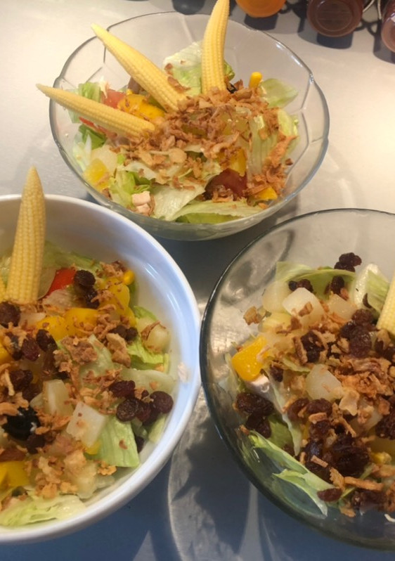 Una foto de Ensalada de pollo asado, marzorquitas y frutos secos