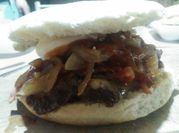 Una foto de hamburguesa bbq