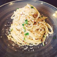 A picture of Scarlett's pasta or Spaghetti Aglio e Olio (spaghetti with oil and garlic).