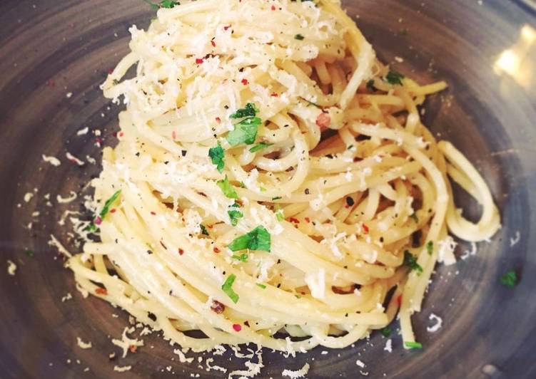Simple Way to Make Favorite Scarlett&#39;s pasta or Spaghetti Aglio e Olio (spaghetti with oil and garlic)