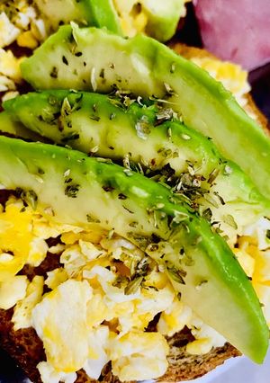 Una foto de TOSTADAS CON HUEVO Y PALTA 🥑🥚🥑